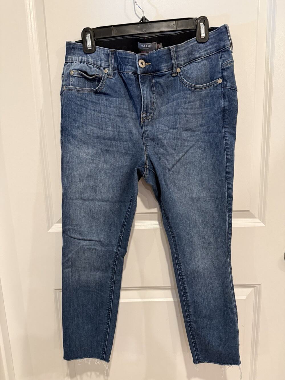 Torrid Crop Bombshell Premium Stretch Skinny Jeans Raw Hem Size 12 XS